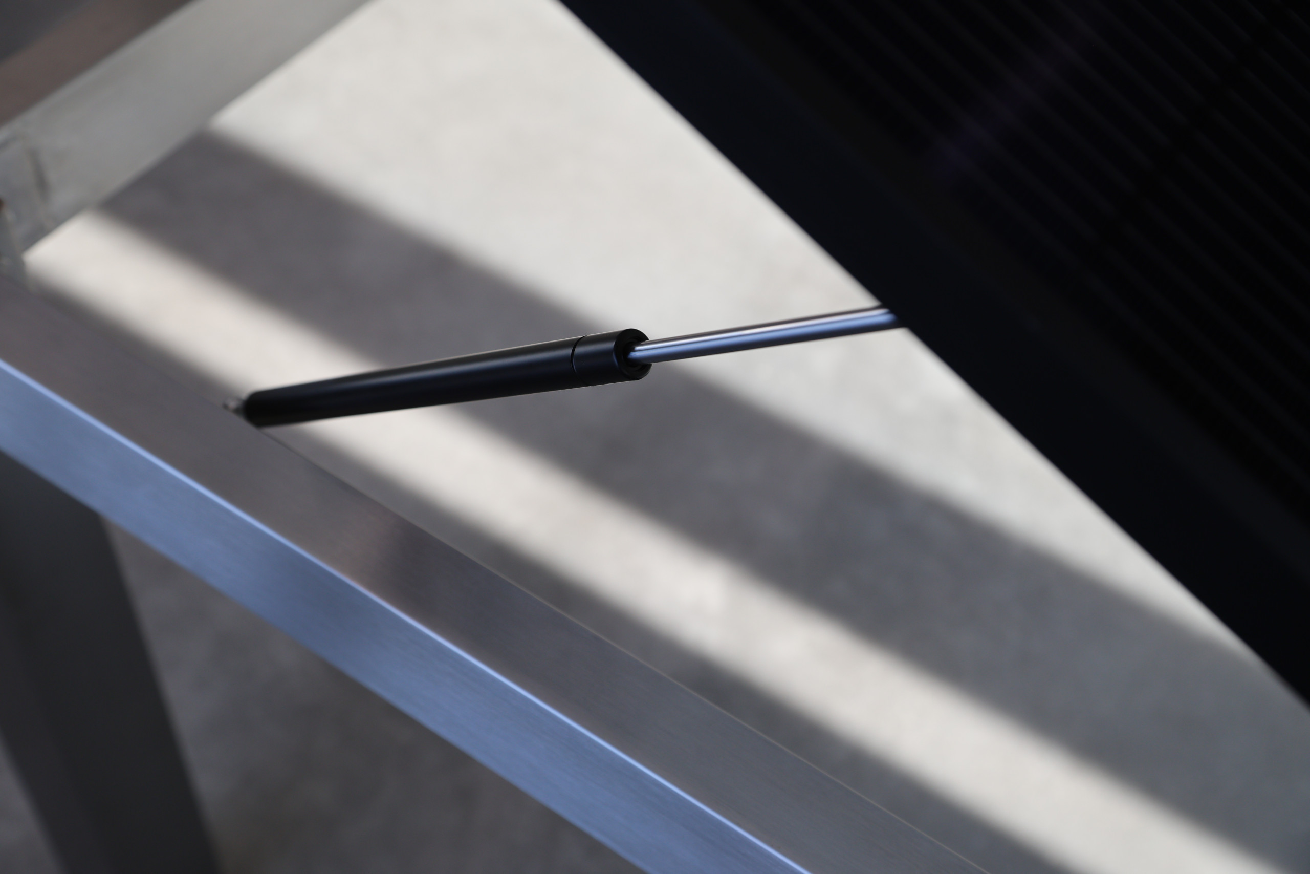 Solartisch der mithilfe einer Gasdruckfeder ausklappt